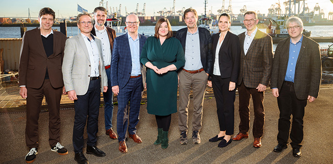 Gruppenfoto: Mitglieder der Projektsteuerungsgruppen der Energiewende-Verbundprojekte NRL und NEW 4.0 gemeinsam mit Vertreter*innen der norddeutschen Landesregierungen und dem BMWE (v.l.n.r.: Michael Dammann (Hamburger Energienetze), Prof. Dr. Hans Schäfers (CC4E/HAW Hamburg), Mike Blicker (NRL-Projektkoordinator), Tobias Goldschmidt (Umweltminister SH), Katharina Fegebank (Zweite Bürgermeisterin & Umweltsenatorin HH), Oliver Weinmann (HyAdvice), Ines Jesse (Staatssekretärin Wirtschaftsministerium MV), Stephan Frense (ARGE Netz), Dr. Hans-Christoph Wirth (BMWE))